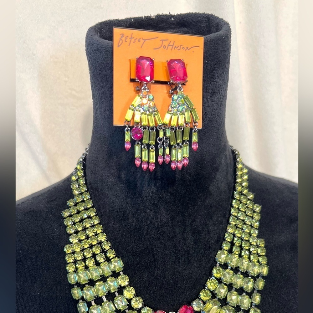 🧙💚BETSEY JOHNSON STUNNING "RICH
WITCH BIB NECKLACE & EARRING SET "-🧙💚
NWT| - Picture 9 of 14